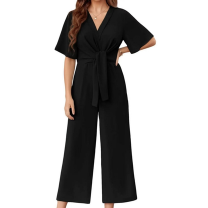 👗 50% DE RÉDUCTION 💃 Combinaison élégante à col en V & jambes larges pour femme, avec ceinture nouée – Fluide, flatteuse & parfaite pour les mariages, les vacances ou les soirées chic 🌸