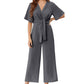 👗 50% DE RÉDUCTION 💃 Combinaison élégante à col en V & jambes larges pour femme, avec ceinture nouée – Fluide, flatteuse & parfaite pour les mariages, les vacances ou les soirées chic 🌸