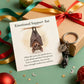 Porte-clés chauve-souris offrant un soutien émotionnel et une carte avec un message
