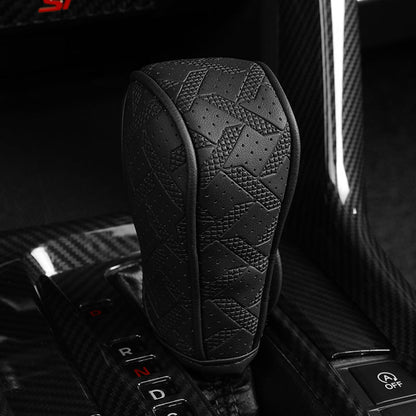 📢📢50% DE RÉDUCTION !! ⏰ Cache Pommeau de Levier de Vitesse Respirant Universel – Cuir PU + Éponge – Perforation Laser & Protection Tri-Couche pour Intérieur Auto 🛡️