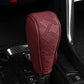 📢📢50% DE RÉDUCTION !! ⏰ Cache Pommeau de Levier de Vitesse Respirant Universel – Cuir PU + Éponge – Perforation Laser & Protection Tri-Couche pour Intérieur Auto 🛡️