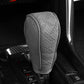 📢📢50% DE RÉDUCTION !! ⏰ Cache Pommeau de Levier de Vitesse Respirant Universel – Cuir PU + Éponge – Perforation Laser & Protection Tri-Couche pour Intérieur Auto 🛡️