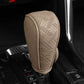 📢📢50% DE RÉDUCTION !! ⏰ Cache Pommeau de Levier de Vitesse Respirant Universel – Cuir PU + Éponge – Perforation Laser & Protection Tri-Couche pour Intérieur Auto 🛡️